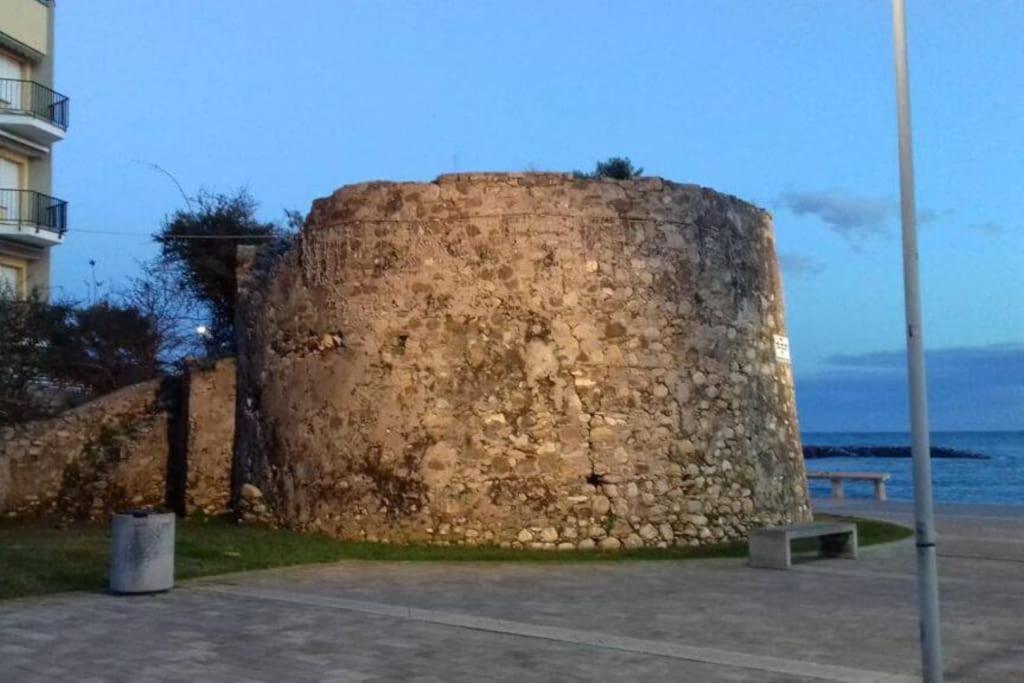 Casa Di Ro - Coloratissima A 300 Metri Dal Mare San Bartolomeo Al Mare Exterior foto